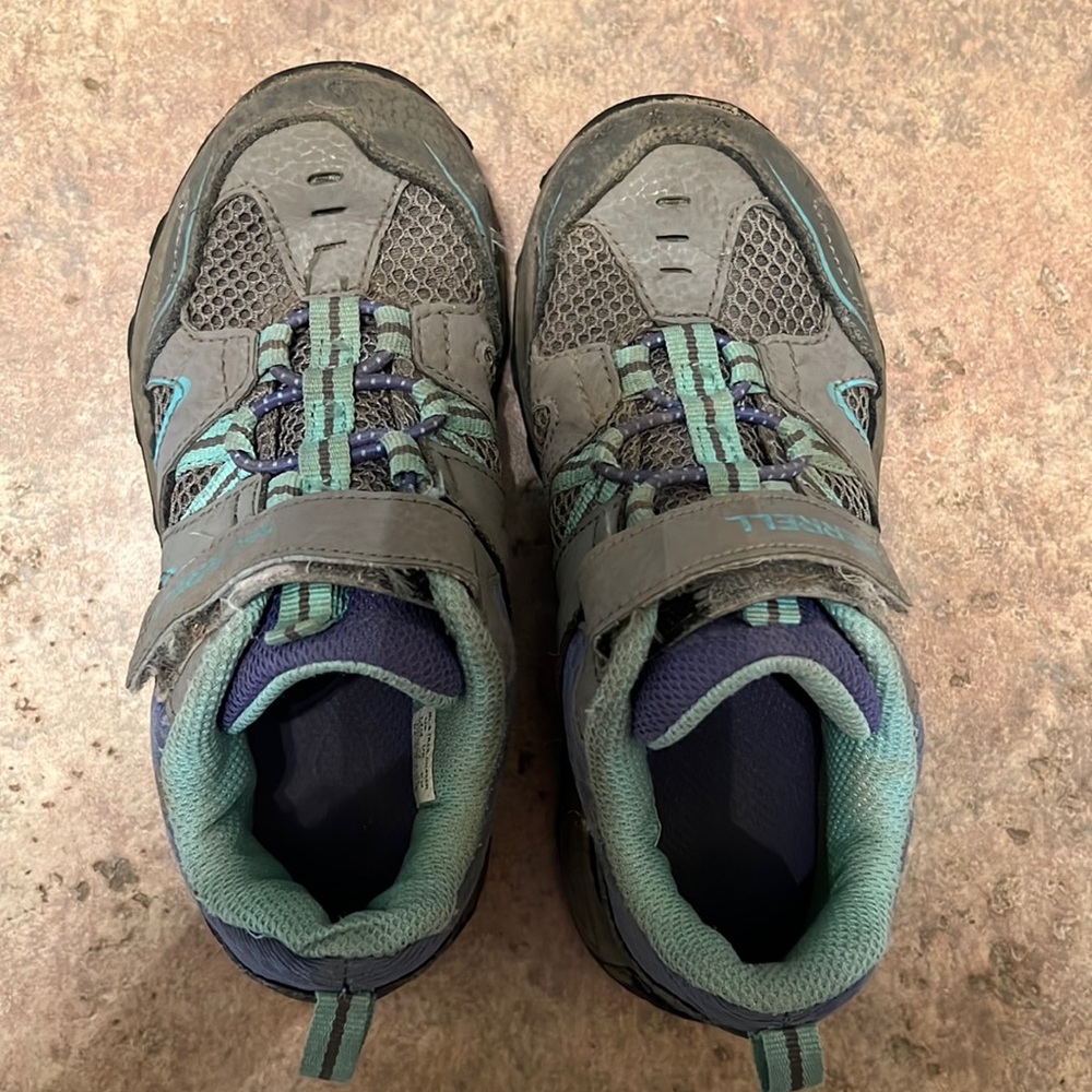 Merrell Toddler size 12. Still in great used condition. Velcro close.